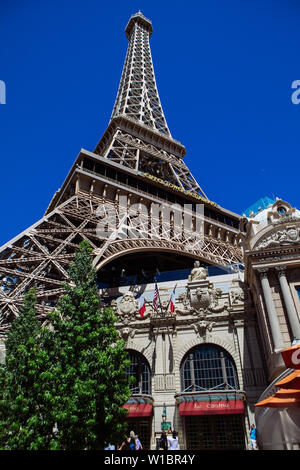 Ansicht von unten auf den Eiffelturm in Paris, Las Vegas, Nevada, USA Stockfoto