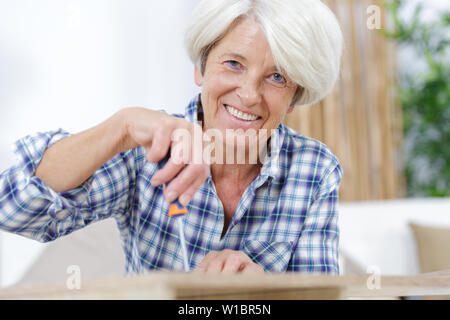 Gerne reife Frau diy zu Hause Stockfoto