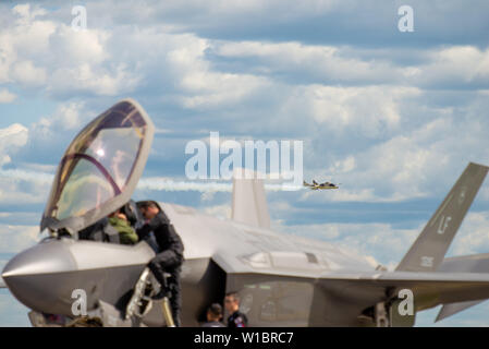 Mitglieder der F-35A Lightning II Demonstration Team bereiten Kapitän Andrew "Dojo" Olson, F-35 Pilot, während der Bagotville International Air Show in Quebec, Kanada, 22. Juni 2019 zu starten. Das Team hat während der beiden Tage der Air Show. (U.S. Air Force Foto: Staff Sgt. Jensen Stidham) Stockfoto