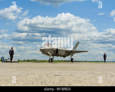 Mitglieder der F-35A Lightning II Demonstration Team bereiten Kapitän Andrew "Dojo" Olson, F-35 Pilot, während der Bagotville International Air Show in Quebec, Kanada, 22. Juni 2019 zu starten. Das Team hat während der beiden Tage der Air Show. (U.S. Air Force Foto: Staff Sgt. Jensen Stidham) Stockfoto