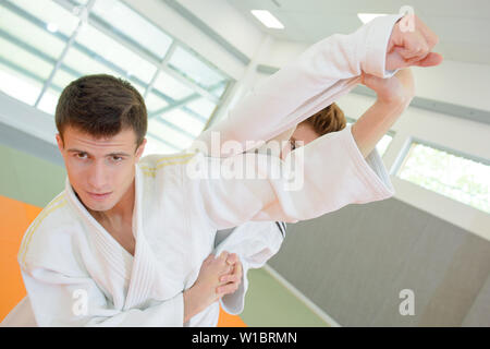 Zwei Judoka sind zusammen zu praktizieren Stockfoto