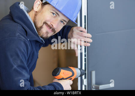 Gerne Tischler verwendet Bohrer in der Werkstatt Stockfoto