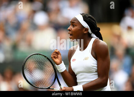 London, Großbritannien. 1. Juli 2019. Cori Gauff der Vereinigten Staaten feiert während der Damen gegen ihr Landsmann Venus Williams am 2019 Wimbledon Tennis Championships in London, Großbritannien, 1. Juli 2019. Credit: Lu Yang/Xinhua/Alamy leben Nachrichten Stockfoto