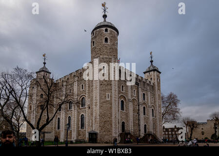 LONDON, ENGLAND, 10. Dezember 2018: Der Weiße Turm - das Schloss innerhalb der Tower von London und die äußeren Wände in London, England. Durch Willia gebaut Stockfoto