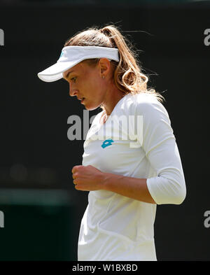 London, Großbritannien. 1. Juli 2019. Aliaksandra Sasnovich von Belarus reagiert während der Damen gegen Simona Halep Rumäniens am 2019 Wimbledon Tennis Championships in London, Großbritannien, 1. Juli 2019. Credit: Han Yan/Xinhua/Alamy leben Nachrichten Stockfoto