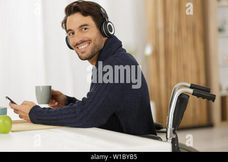 Junge schön für behinderte Menschen, die von zu Hause aus arbeiten Stockfoto