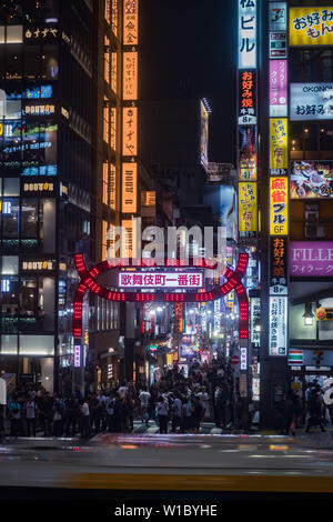 Berühmten Kabuki-cho Red Light District in Shinjuku bei Nacht. Hochformat. Stockfoto