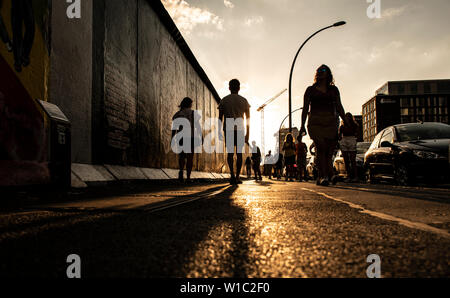 Berlin, Deutschland. 01. Juli, 2019. Am Abend Passanten Spazieren gehen an der East Side Gallery. Credit: Paul Zinken/dpa/Alamy leben Nachrichten Stockfoto