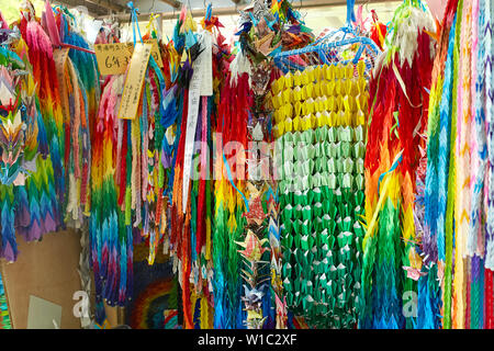 Bunte Papier Krane bei der Children's Memorial Peace Park in Hiroshima, Japan Stockfoto