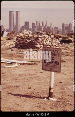 Trotz WARNZEICHEN, ILLEGAL WEITERHIN IN DIESEM BEREICH DIREKT AN DER NEW JERSEY TURNPIKE mit Blick auf Manhattan. Unter DIESEM BEREICH IM SÜDEN, IST DIE DEPONIE DER VORGESCHLAGENEN LIBERTY STATE PARK Stockfoto