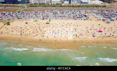 Überfüllten, öffentlichen Strand mit bunten Sonnenschirmen, Luftbild. Stockfoto