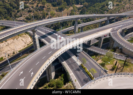 Autobahnkreuz mit Verkehr auf allen Ebenen - Luftblick Stockfoto