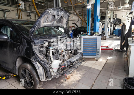 Die schwarzen Auto in den Körper der Limousine ist die Vorbereitung für die Lackierung der Karosserie mit Hilfe der Nivellierung an den Orten der Schäden an äußere ich Stockfoto