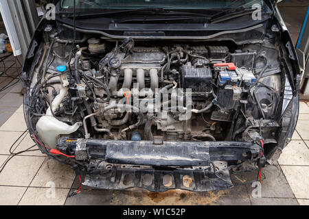 Die schwarzen Auto in den Körper der Limousine ist die Vorbereitung für die Lackierung der Karosserie mit Hilfe der Nivellierung an den Orten der Schäden an äußere ich Stockfoto