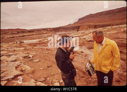 DR. GEORGE REIS (in der gelben Jacke) war die EPA-KOORDINATOR SZENE FÜR DIE SANIERUNG DER SAN JUAN RIVER oil spill. 285.000 Liter Rohöl ausgetreten aus einem SERIENBILD PIPELINE UND FLOSSEN 200 Kilometer flussabwärts, BEVOR ES DURCH EINEN BOOM. Hier DR REIS IST DIE ÜBERPRÜFUNG DER FORTSCHRITTE AUF DEM AUSLEGER SITE Stockfoto