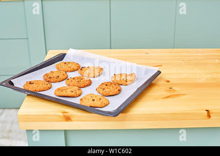 Chocolate Chip Cookies auf ein Backblech auf einem Holztisch. Platz für Text Stockfoto
