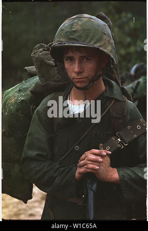 Da Nang, Vietnam. Ein junger Marine private wartet am Strand während der Marine Landung. Stockfoto