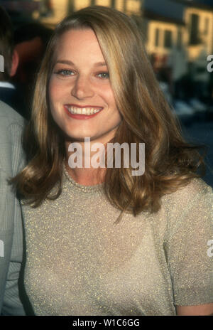 Westwood, Kalifornien, USA, 28. Juli 1994 Schauspielerin Bridget Fonda besucht TriStar Pictures'' könnte es am 28. Juli 1994 geschehen, Sie 'Premiere auf Manns Bruin Theater in Westwood, Kalifornien, USA. Foto von Barry King/Alamy Stock Foto Stockfoto