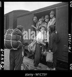 Demobilisierte japanische Soldaten Menge Züge in Hiroshima auf dem Weg nach Hause.; Allgemeine Hinweise: Verwenden Sie Krieg und Konflikt Nummer 1247 bei der Bestellung eine Reproduktion oder Anforderung von Informationen zu diesem Bild. Stockfoto