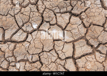 Dürre, dem Boden Risse kein heißes Wasser Mangel an Feuchtigkeit Ansicht von oben Stockfoto