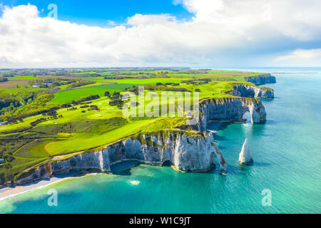 Malerische Landschaft mit Panoramablick auf den Klippen von Etretat. Natürliche fantastischen Klippen. Etretat, Normandie, Frankreich, La Manche oder Englischer Kanal. Küste des Pays de Caux, in sonnigen Sommertag. Frankreich Stockfoto