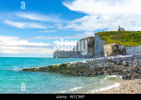 Malerische Landschaft mit Panoramablick auf den Klippen von Etretat. Natürliche fantastischen Klippen. Etretat, Normandie, Frankreich, La Manche oder Englischer Kanal. Küste des Pays de Caux, in sonnigen Sommertag. Frankreich Stockfoto