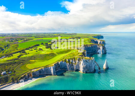 Malerische Landschaft mit Panoramablick auf den Klippen von Etretat. Natürliche fantastischen Klippen. Etretat, Normandie, Frankreich, La Manche oder Englischer Kanal. Küste des Pays de Caux, in sonnigen Sommertag. Frankreich Stockfoto