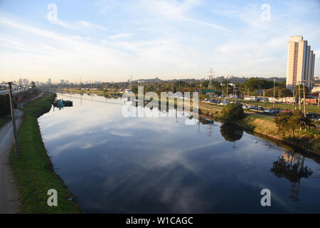 Sao Paulo, Brasilien. 01. Juli, 2019. Ansicht der Pinheiros Fluss, wo der Gouverneur von São Paulo, João Doria hat Pläne für die vollständige Beseitigung von Schadstoffen bis Dezember 2022. Credit: Ronaldo Silva/PacificPress/Alamy leben Nachrichten Stockfoto