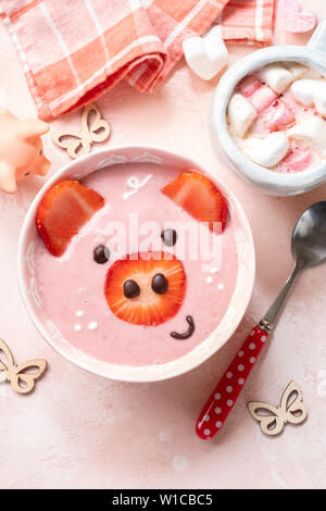Strawberry Smoothie aussehen wie ein Schwein für Kinder Frühstück Stockfoto