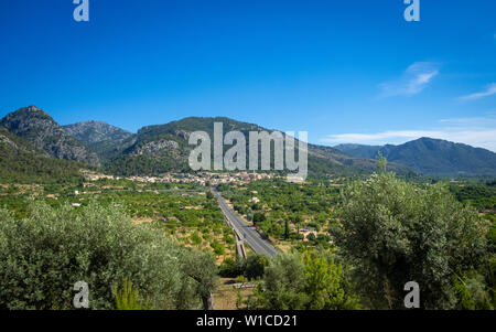 Landschaft mit der Stadt Wolkenstein ein Olivenbäumen Stockfoto