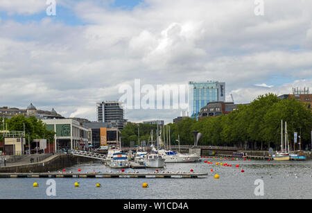 Bristol Schwimmenden Hafen bis zu Colston Tower, Radisson Blu Hotel suchen und günstig chartern Boote Bristol City Centre Stockfoto