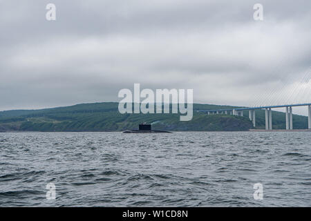 Eine Linie der modernen russischen militärischen U-Kreuzer in der Zeile, Nord- und Ostsee Flotte Flotte in das offene Meer, u-Boot. Stockfoto