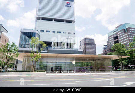 Taipei, Taiwan - 27. Juni 2019: Taiwan's zweiten Apple Store - Apple Xinyi eines 13-in neuen Fernöstlichen Department Store, Xinyi Bezirk von Taipei. Stockfoto