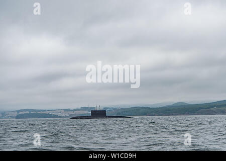 Eine Linie der modernen russischen militärischen U-Kreuzer in der Zeile, Nord- und Ostsee Flotte Flotte in das offene Meer, u-Boot. Stockfoto