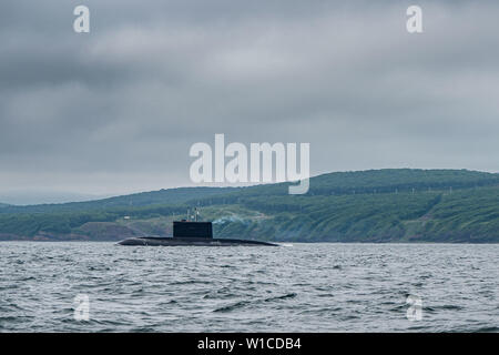 Eine Linie der modernen russischen militärischen U-Kreuzer in der Zeile, Nord- und Ostsee Flotte Flotte in das offene Meer, u-Boot. Stockfoto