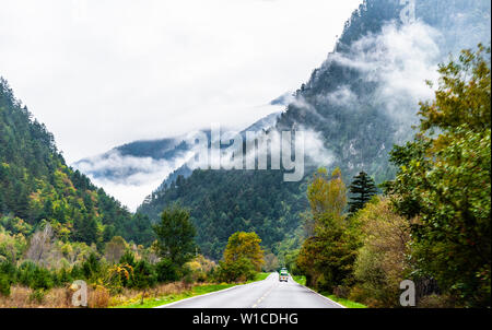 Jiuzhaigou Nationalpark entrace Straße auf der malerischen Flecken. Stockfoto
