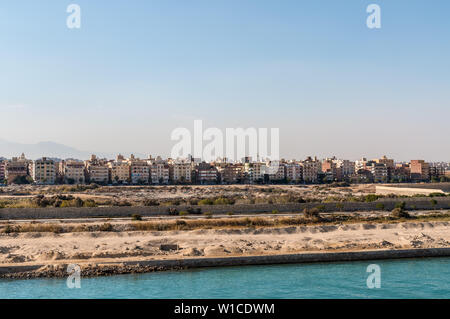 Suez, Ägypten - November 5, 2017: Wohngebäude am Ufer des Suezkanals in Ägypten, Afrika. Stockfoto