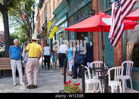 Rundumleuchte, NY, USA. Apr 2015. Ältere Amerikaner an einem schönen Frühlingstag genießen, shoppen und schlendern Sie über die kleine Stadt Hauptstraße. Stockfoto