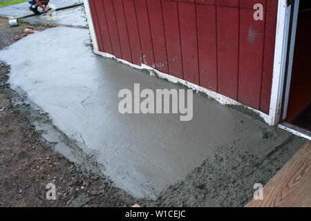 Middletown, CT USA. Jun 2019. Auftragnehmer Festlegung auf einen neuen Hof und Bürgersteig slab Pflaster. Stockfoto