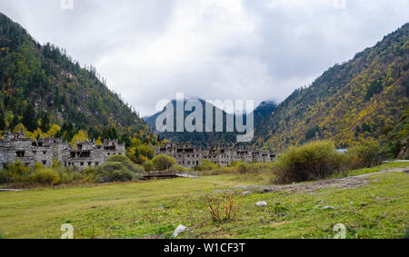 Neu entwickelte Tibetischen Dorf in der Nähe von Jiuzhaigou, Sichuan verlassen Stockfoto