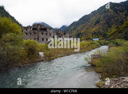 Neu entwickelte Tibetischen Dorf in der Nähe von Jiuzhaigou, Sichuan aufgegeben. Stockfoto