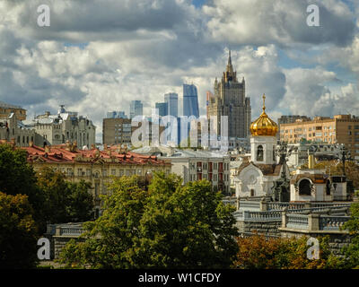 Moskau City Business und Trade Center, Ministerium für Auswärtige Angelegenheiten, eine von 7 Stalinismus Gebäude auch als Sieben Schwestern bekannt, und der Bahn-station Preobraschenskoje Stockfoto