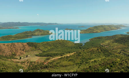 Antenne drone kleine Insel Gruppe in der Provinz Palawan. Busuanga, Philippinen. Marine, Inseln bedeckt mit Wald, Meer mit blauem Wasser. tropische Landschaft, Reise Konzept Stockfoto