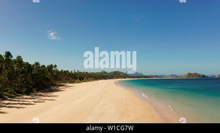 Blaues Meer und tropischen Strand, Antenne Brummen. Nacpan, El Nido, Palawan, Philippinen. Meereslandschaft mit tropischen Strand und auf den Inseln. Sommer und Reisen Urlaub Begriff Stockfoto