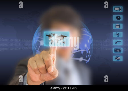 Unternehmer im blauen Anzug arbeiten mit digitalen virtuellen Bildschirm Stockfoto