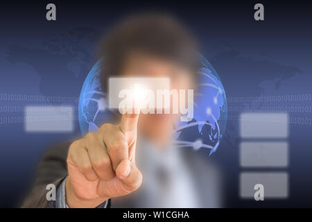 Unternehmer im blauen Anzug arbeiten mit digitalen virtuellen Bildschirm Stockfoto