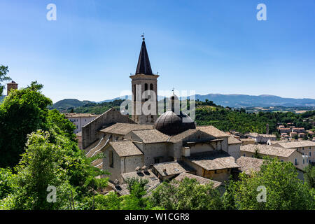 Blick auf den Dom von Spoleto in Umbrien, Italien. Stockfoto