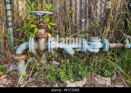 Alte Wasserventil öffnen Stockfoto