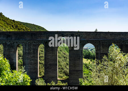 Brücke von Türmen Ponte delle Torri Aquädukt in Spoleto Italien Stockfoto