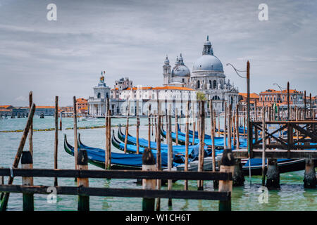 Venedig Blick auf Santa Maria della Salute Basilika und Gondeln auf dem Canal Grande. Berühmte Touristenattraktion, Sommer Städtereise. Stockfoto